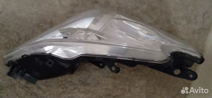 Фара передняя правая Toyota Prius Alpha 2012 г