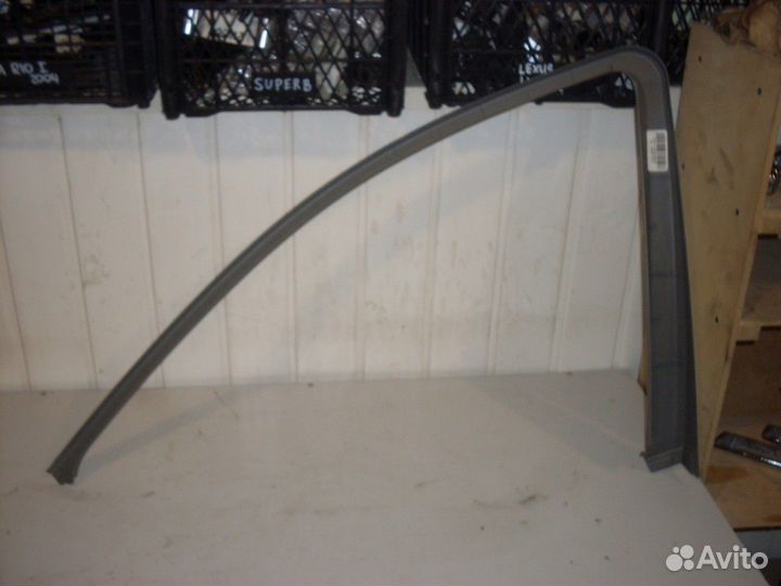 Рамка стекла передней левой двери