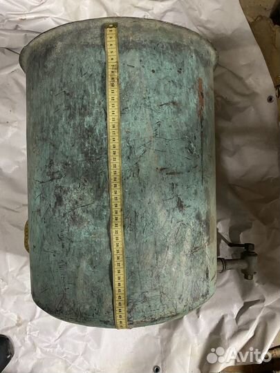 Старинная латунная емкость с краном