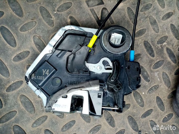 Замок двери задней левой Toyota