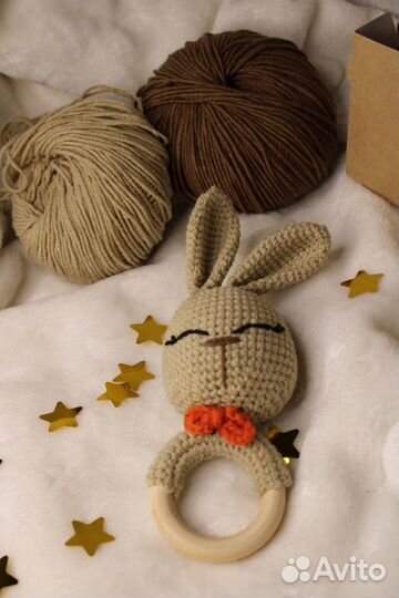 Заяц вязаный (погремушка на деревянном кольце)