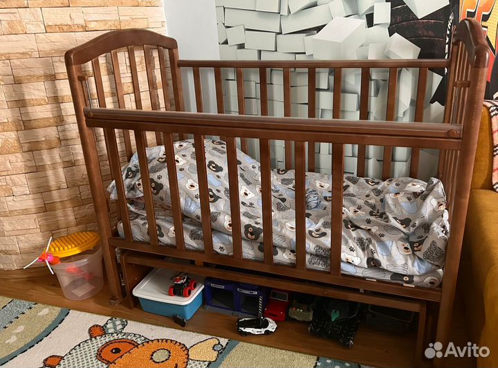 Детская кроватка с маятником