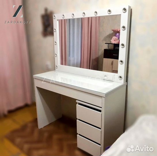 Туалетный столик и гримерное зеркало с подсветкой