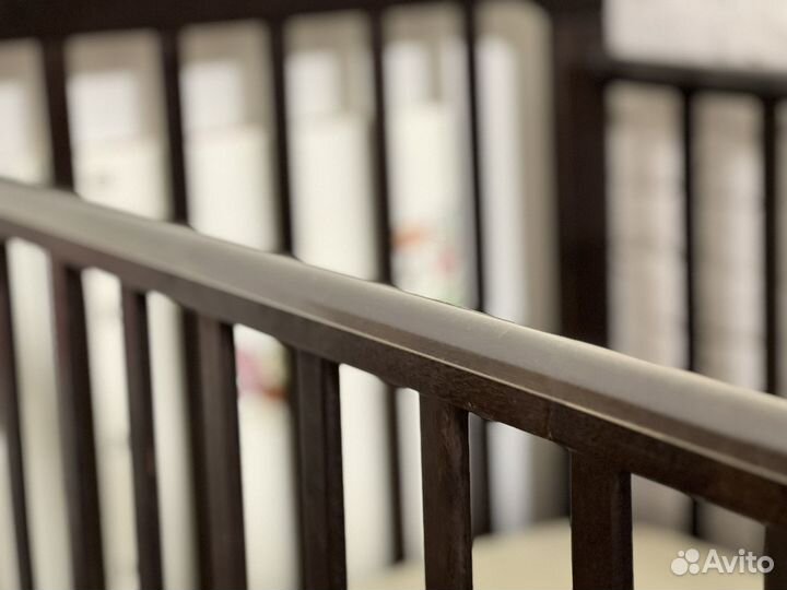 Детская кроватка с маятником