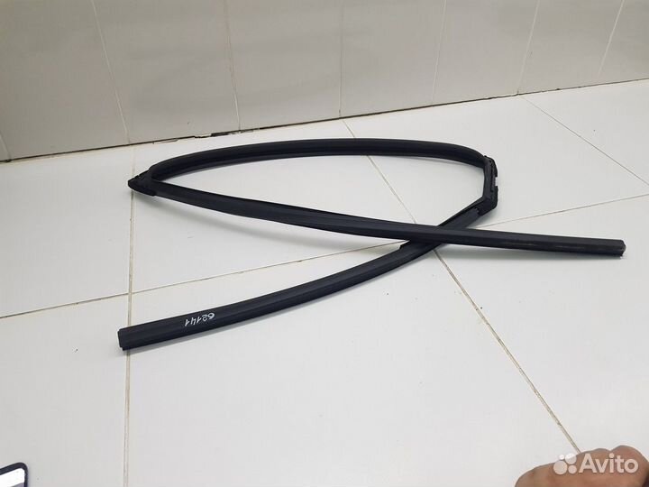 Уплотнитель стекла задней правой двери