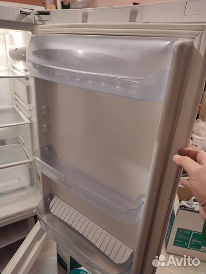 Холодильник Indesit (требует ремонта)