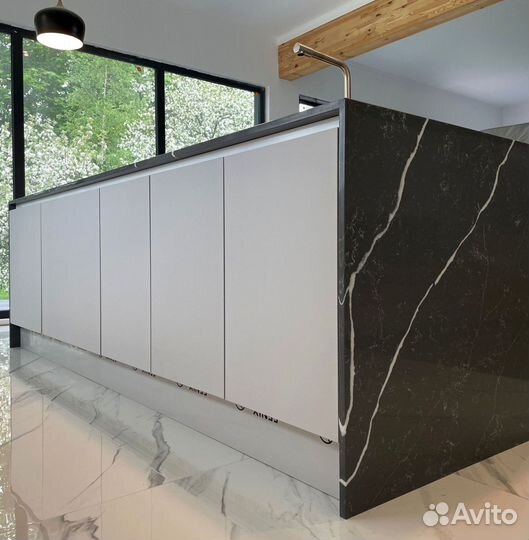 Кухня с барной стойкой островом