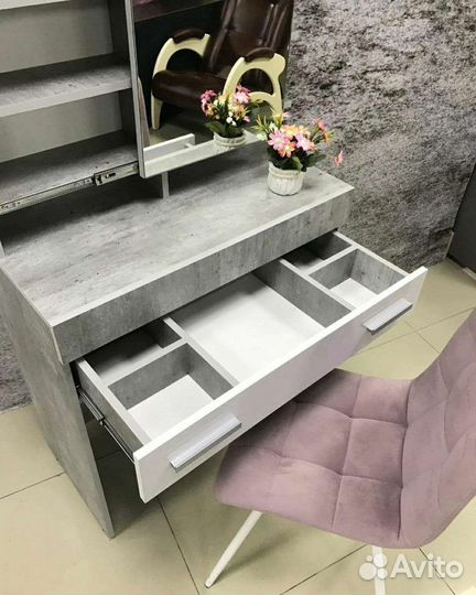 Туалетный столик с зеркалом