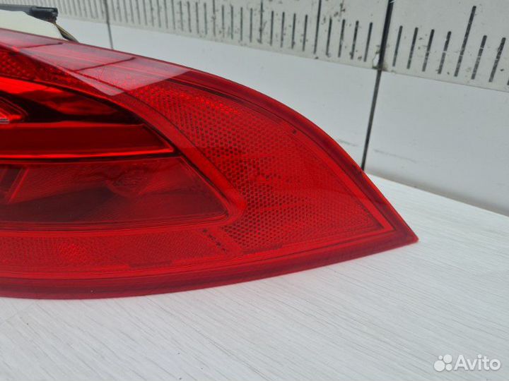 Фонарь правый Jaguar Xe X760 204PT 2017