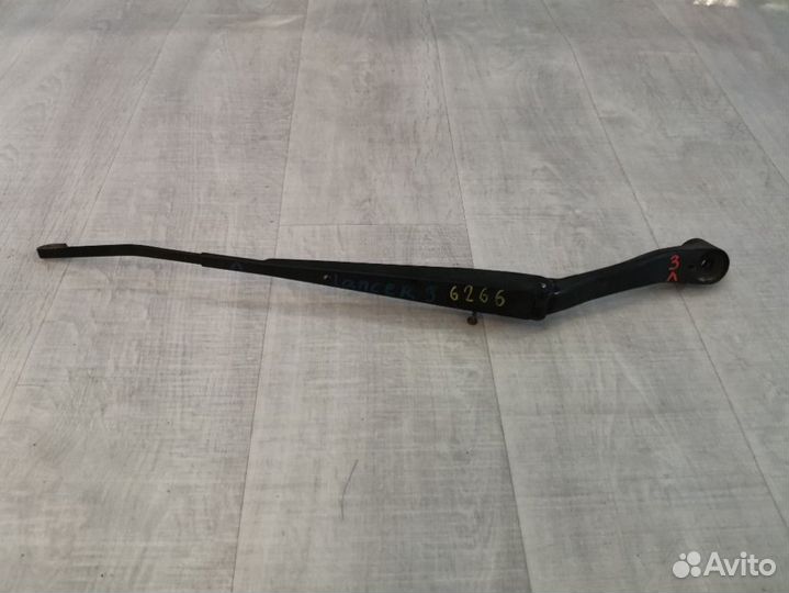 Поводок стеклоочистителя передний левый Mitsubishi