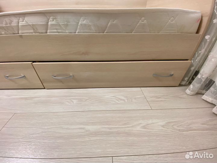 Продается кровать 90*190 с матрасом