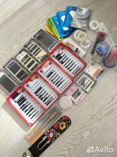 Кушетка и материал для наращивания ресниц