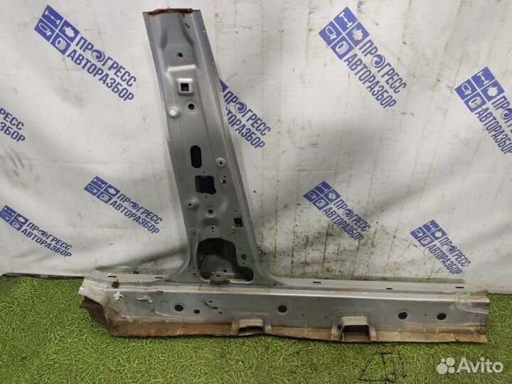 Центральная стойка кузова правая Nissan Tiida