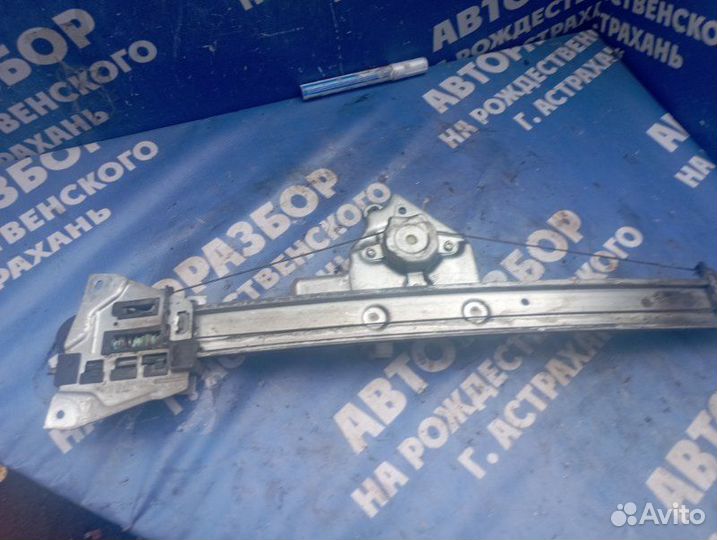 Задний правый стеклоподъемник. Mitsubishi Grandis