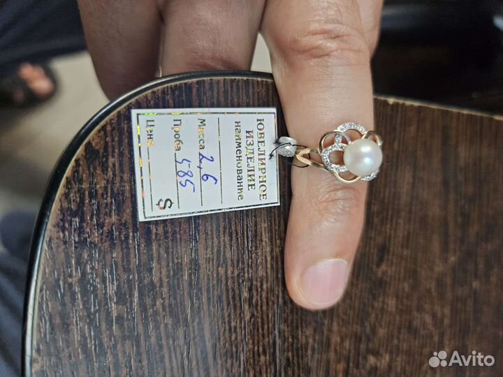 Золотое кольцо с бриллиантом