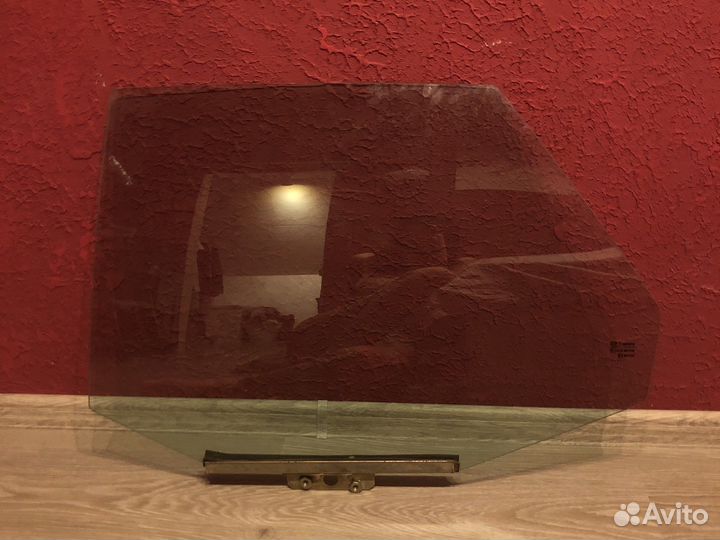 Заднее левое стекло priora