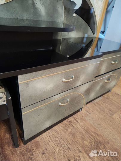 Трюмо с зеркалом, тумбы пуфик