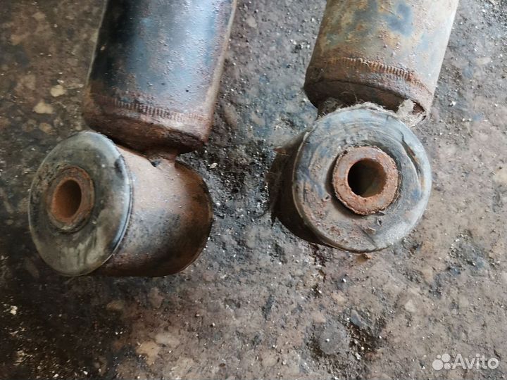 Задние амортизаторы Passat b3