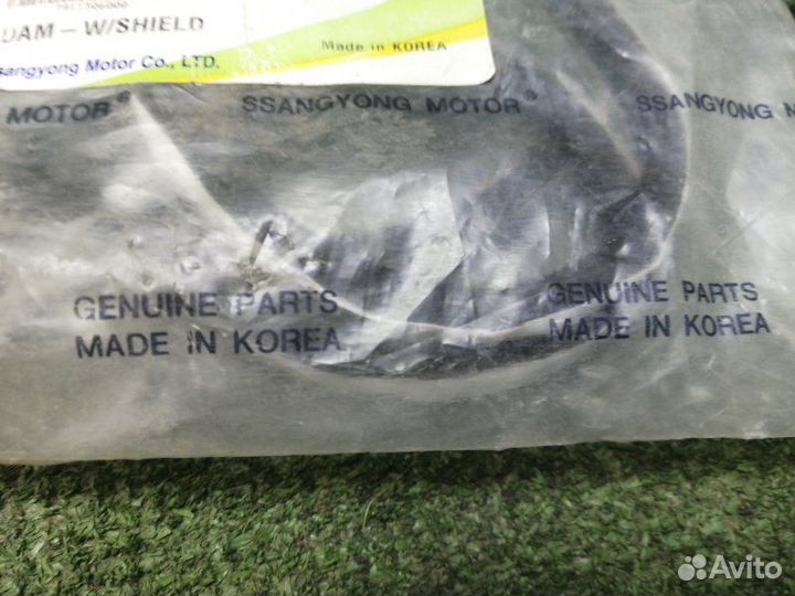 Молдинг лобового стекла Ssang Yong Korando KJ