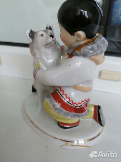 Статуэтка фарфоровая Мальчик-якут с собакой. СССР