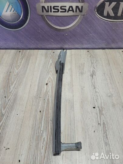 Направляющая стекла Nissan note E11 Прав