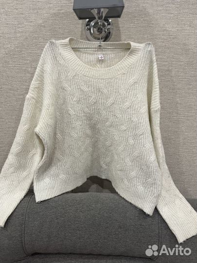 Свитер белый вязаный