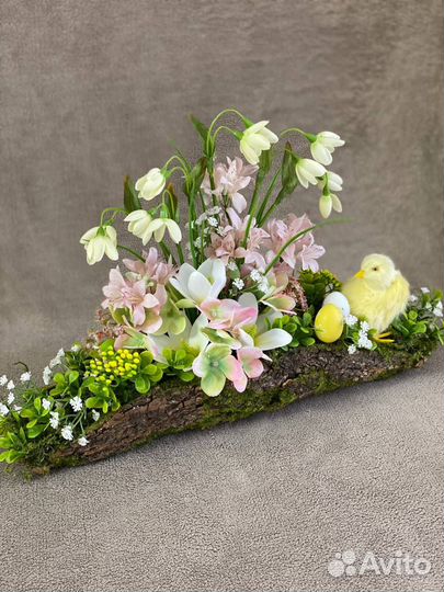 Цветочная композиция на декоративном полене