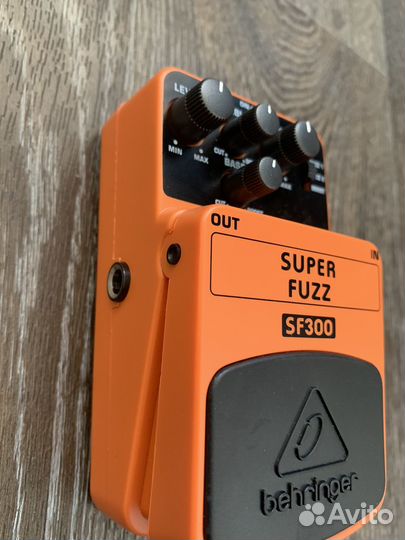 Гитарная педаль Fuzz Behringer Superfuzz SF300