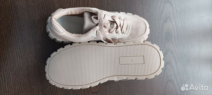 Кроссовки женские