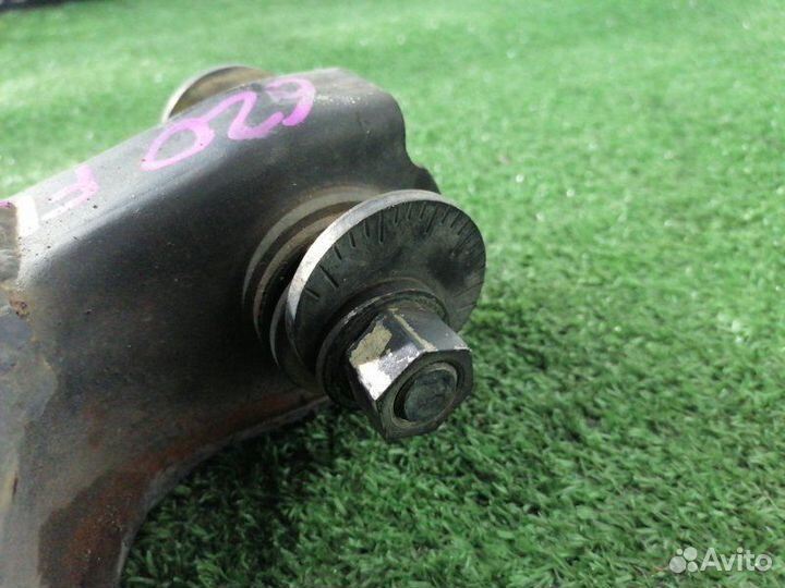 Рычаг подвески передний левый Toyota Granvia