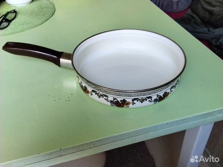 Эмалированная сковорода 24см