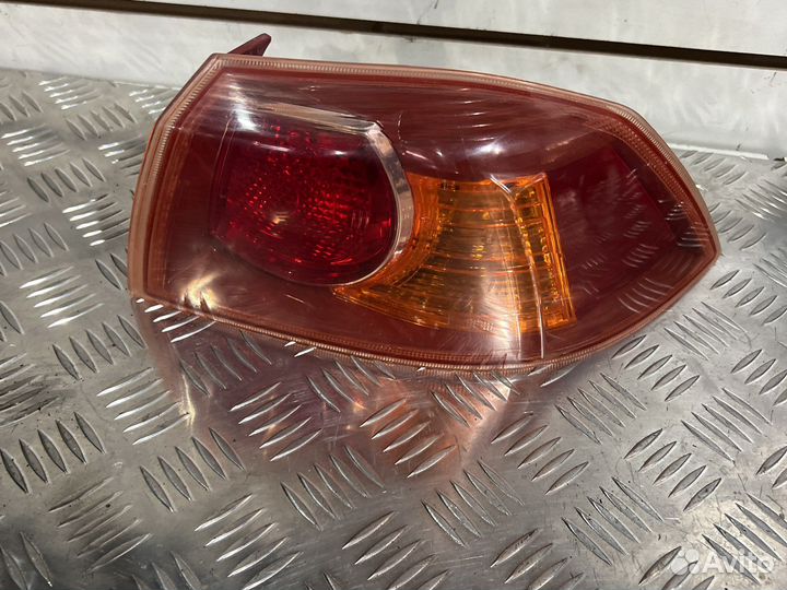 Фонарь задний правый mitsubishi lancer 10