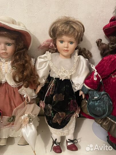 Кукла фарфоровая