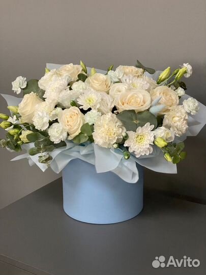 Букет цветы в коробке, в корзинах