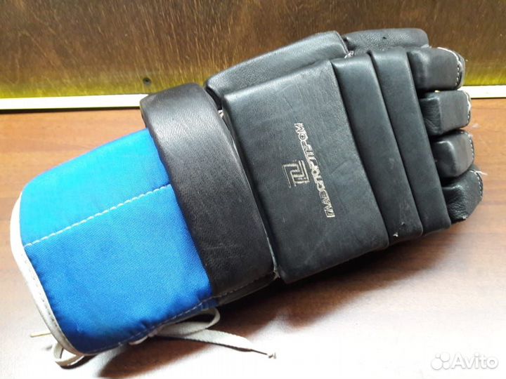 Хоккейная перчатка