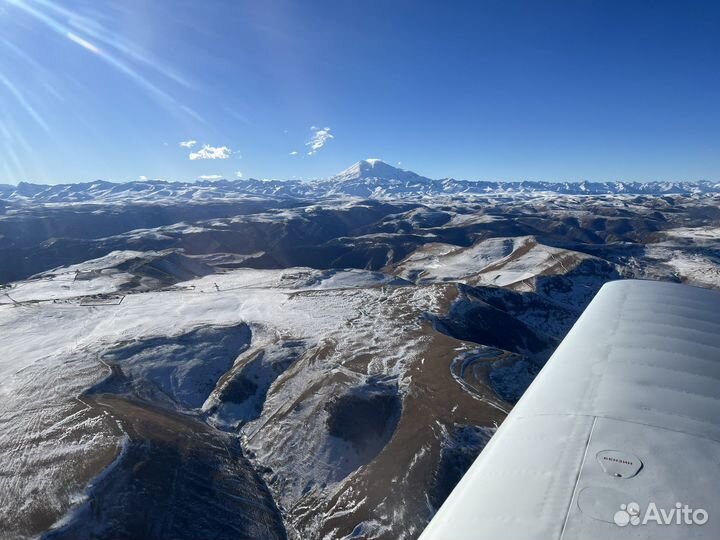 Экскурия на борт самолета с видом на Эльбрус