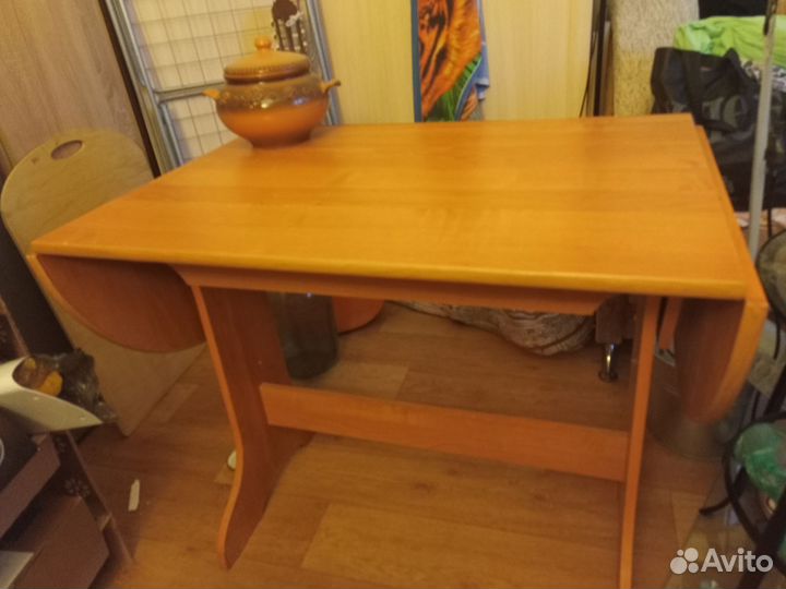 Туалетный столик с откидным зеркалом