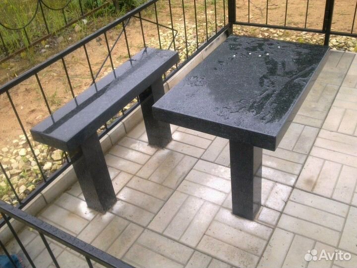 Столы лавки на кладбище