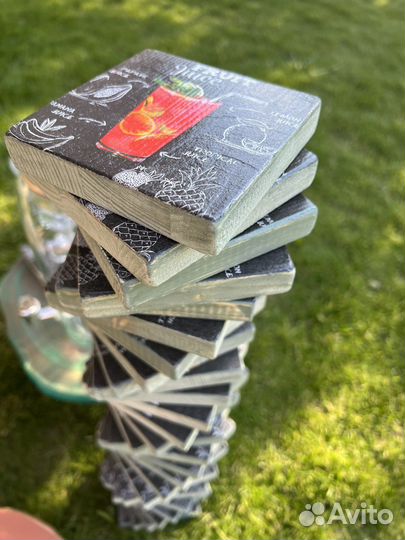 Новая подставка из дерева с декором под бокал