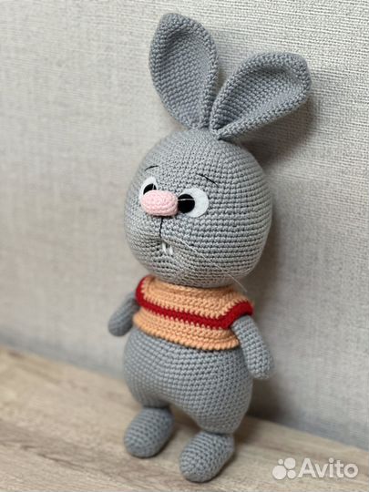 Вязаная игрушка Зайка