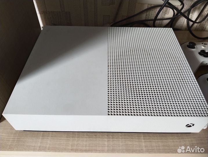 Xbox One s 2 геймпада 1tb