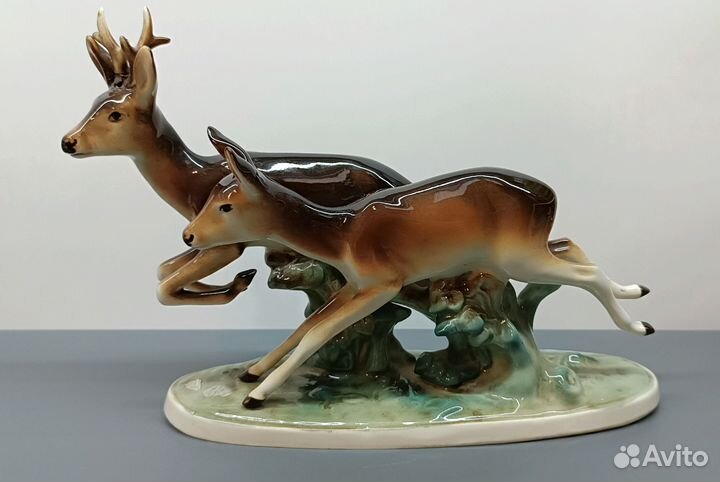 Бегущие олени фарфоровая статуэткa Royal Dux