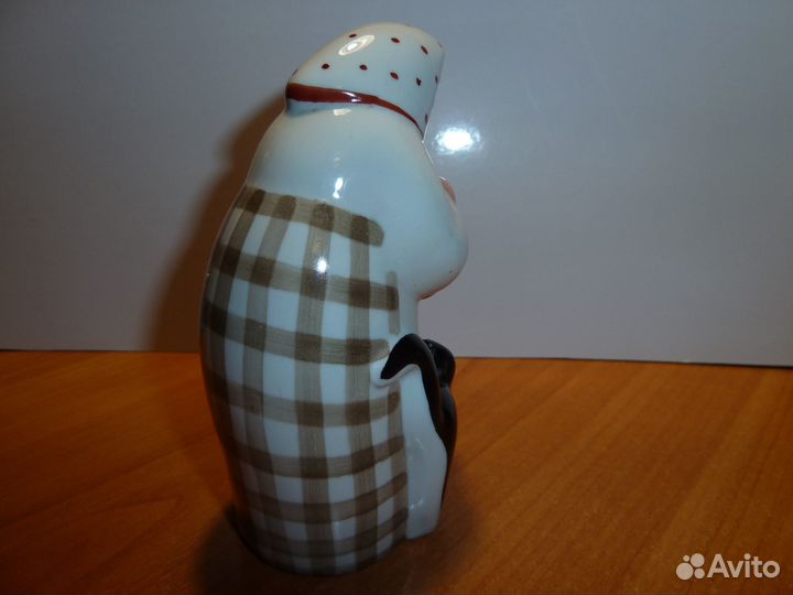 Статуэтка бабушка с котом и крынкой молока