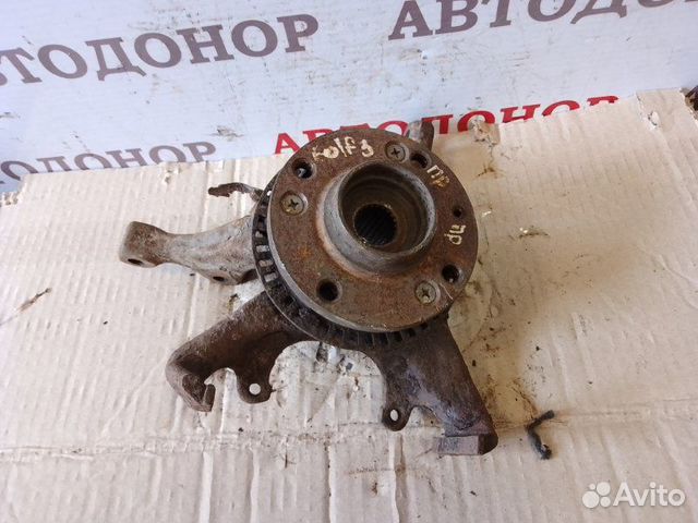 Поворотный кулак передний правый Volkswagen Golf 3