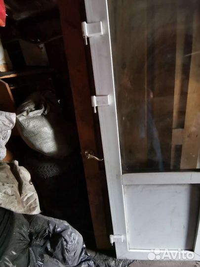 Дверь. дверной проем с дверью. полноценная рама