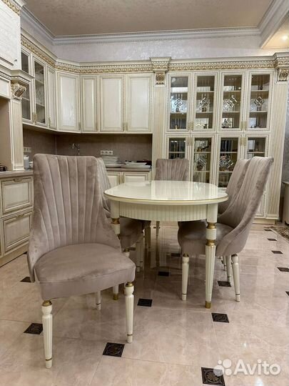 В наличии стол