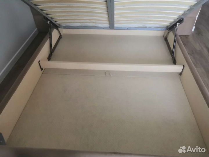 Кровать двухспальная с мягкими панелями