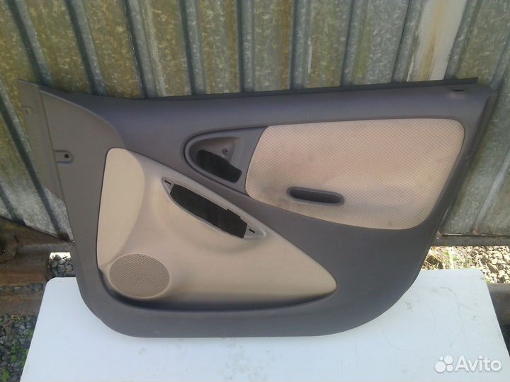 Обшивка правой двери, toyota vitz