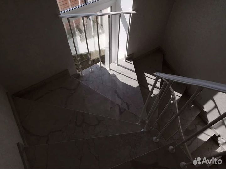 Лестница из искусственного камня акрил и кварц