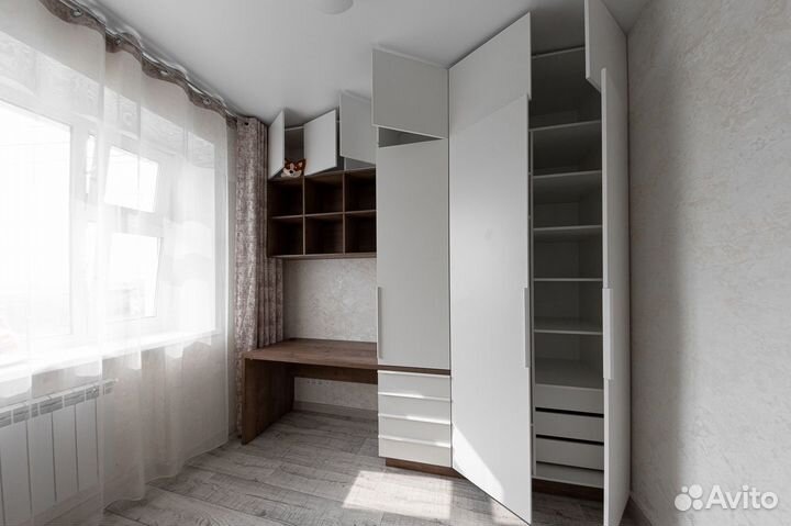 Письменный стол и шкаф для школьника